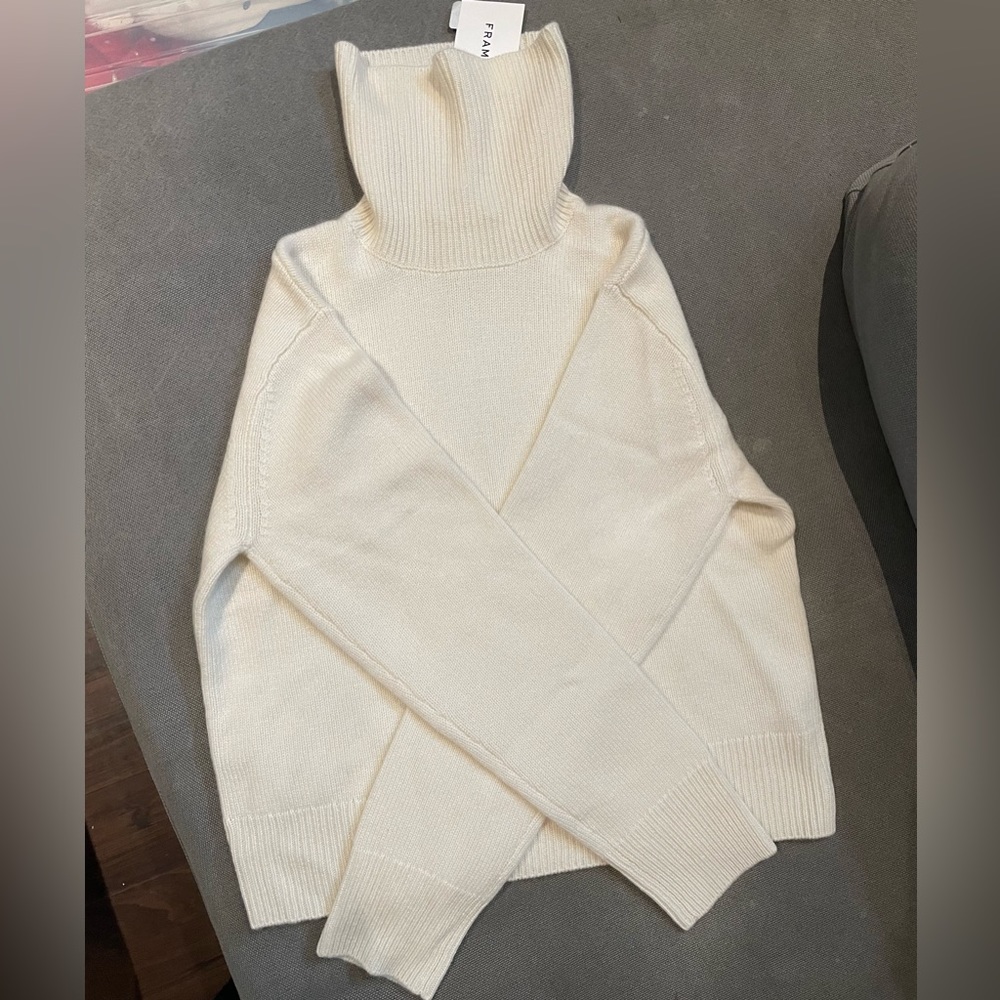 BNWT Frame women’s cashmere Clean Turtleneck Sweater; cream color size medium.